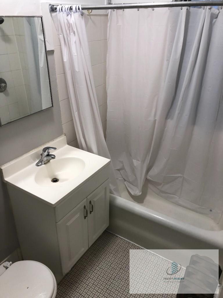 Building Photo - 6364 N Hermitage Ave