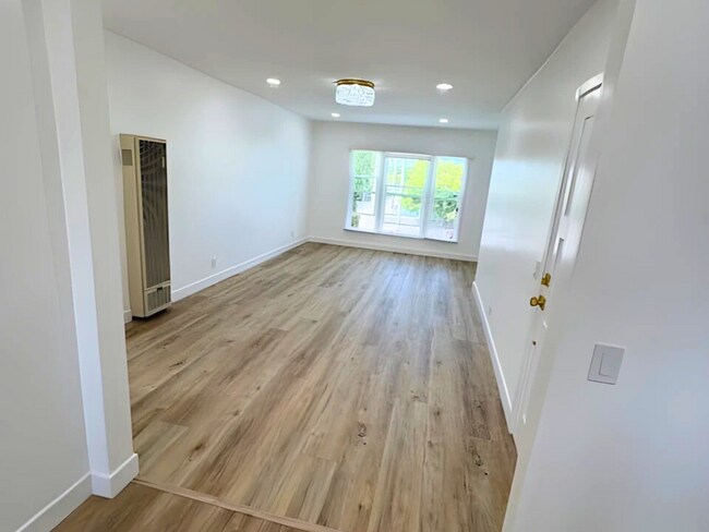 Interior Photo - 1802 Ocean Park Blvd