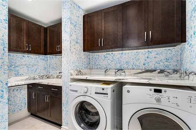 Building Photo - 5025 Collins Ave