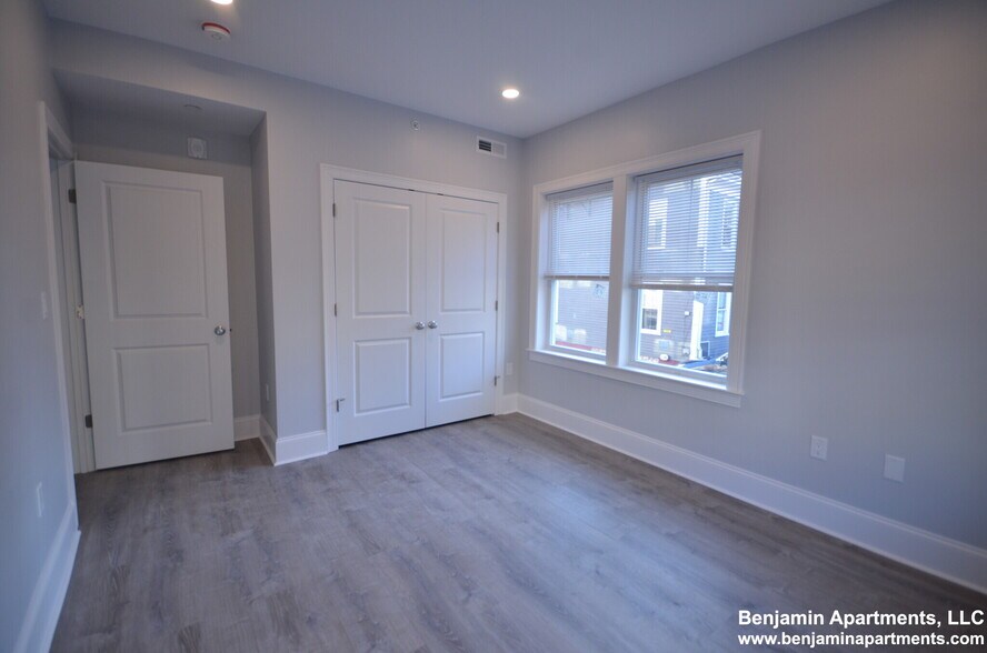 Building Photo - 120 Kenrick St