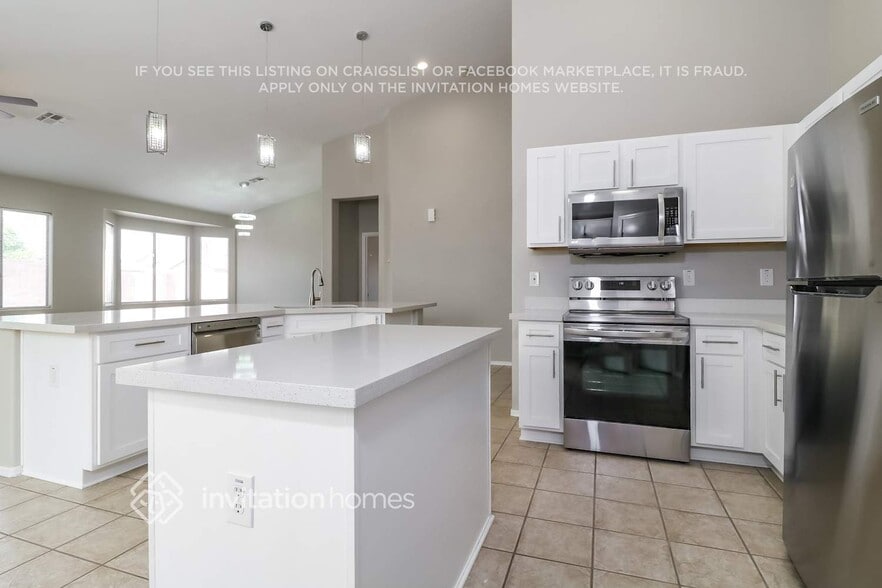Building Photo - 12902 W Soledad St