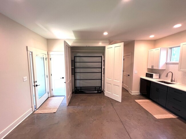 Building Photo - Simple yet tasteful living in East Nashvil...