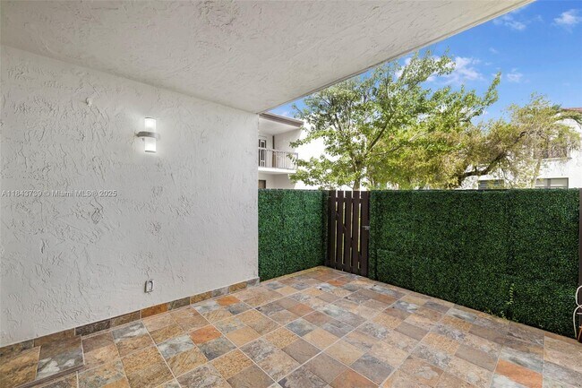 Building Photo - 9407 Fontainebleau Blvd