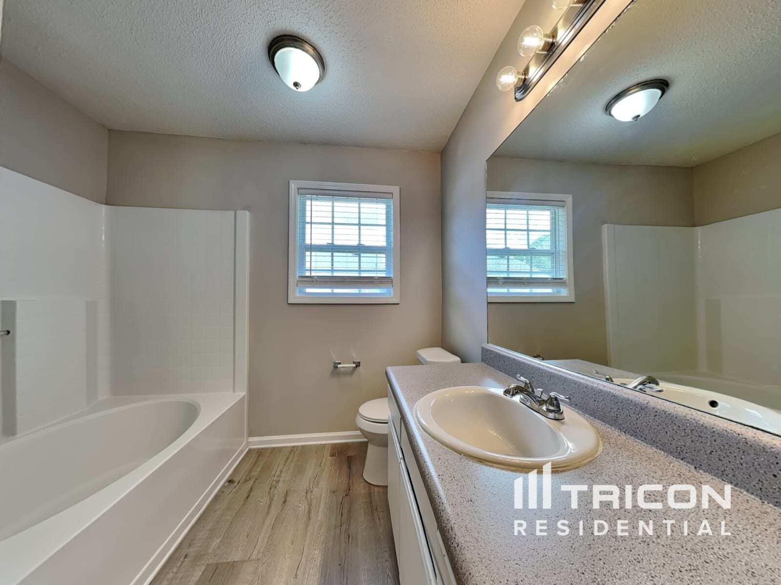 Building Photo - 372 River Trace Dr
