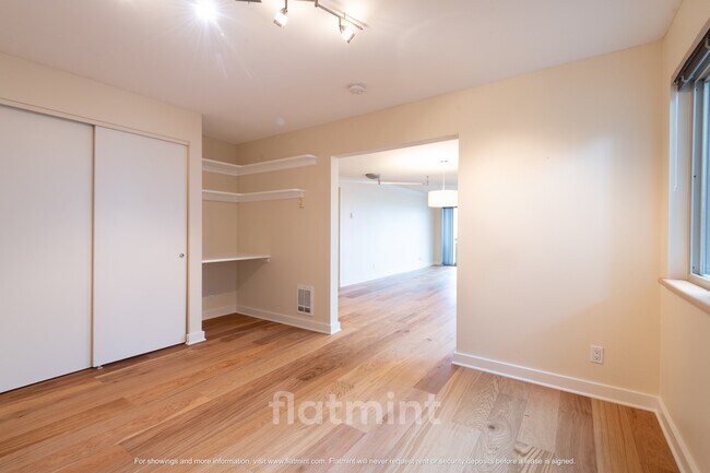 Building Photo - 732 11th Ave E