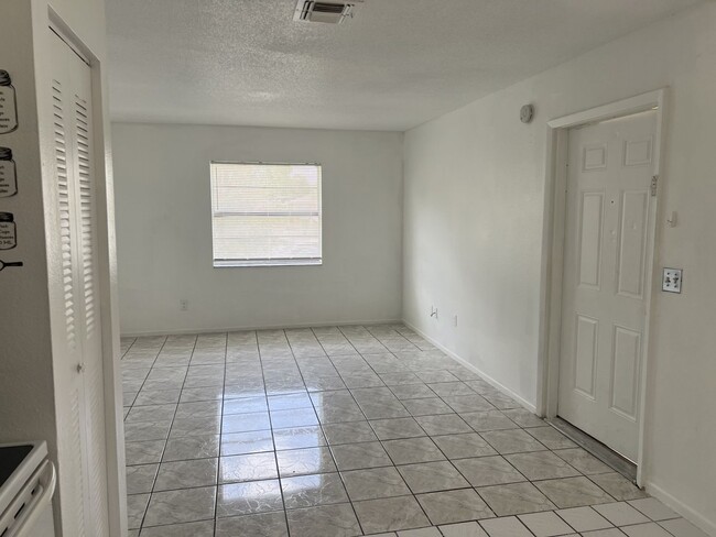 Building Photo - Beautiiful Palm Gardens 2 bedroom, 1 bath ...