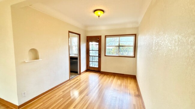 Building Photo - Modern Comfort in the Heart of Hosford Abernethy!