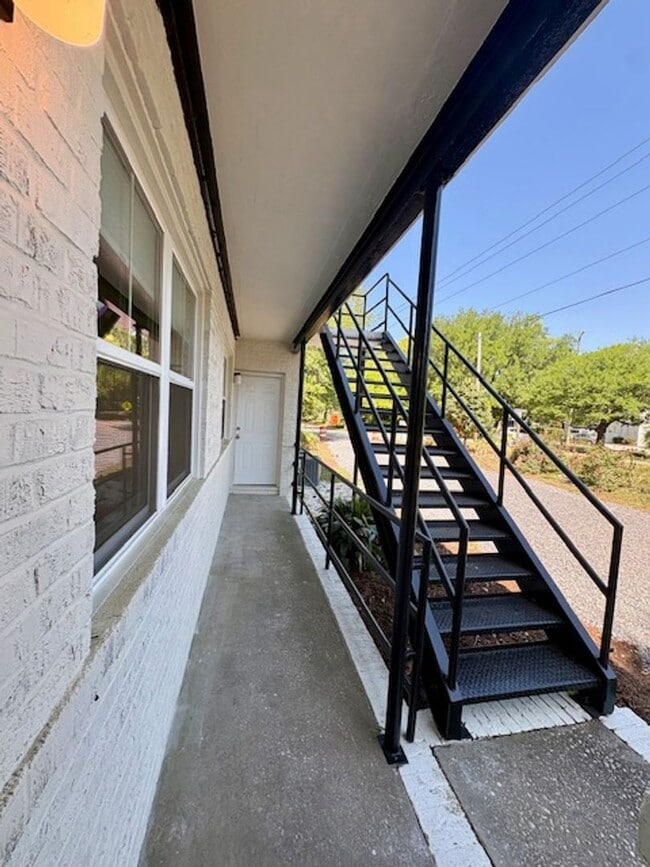 Building Photo - Fully Renovated Three Bedroom Condo 10 mins from MUSC - Off the Greenway!
