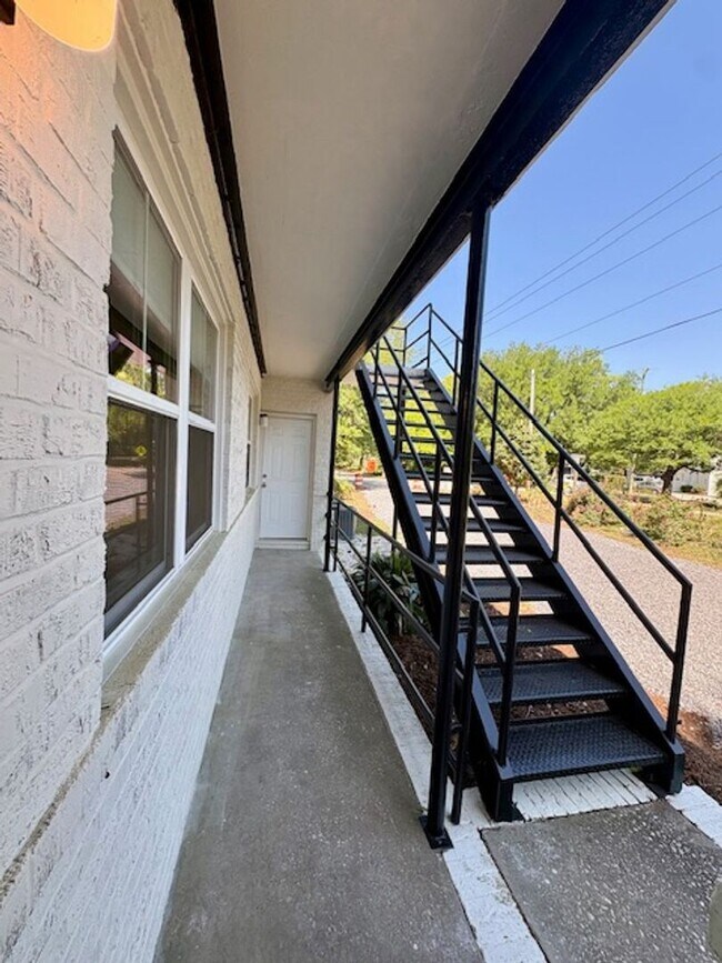 Building Photo - Fully Renovated Three Bedroom Condo in South Windermere - Off the Greenway!