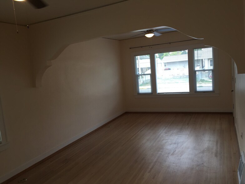 Building Photo - 409 5th St S