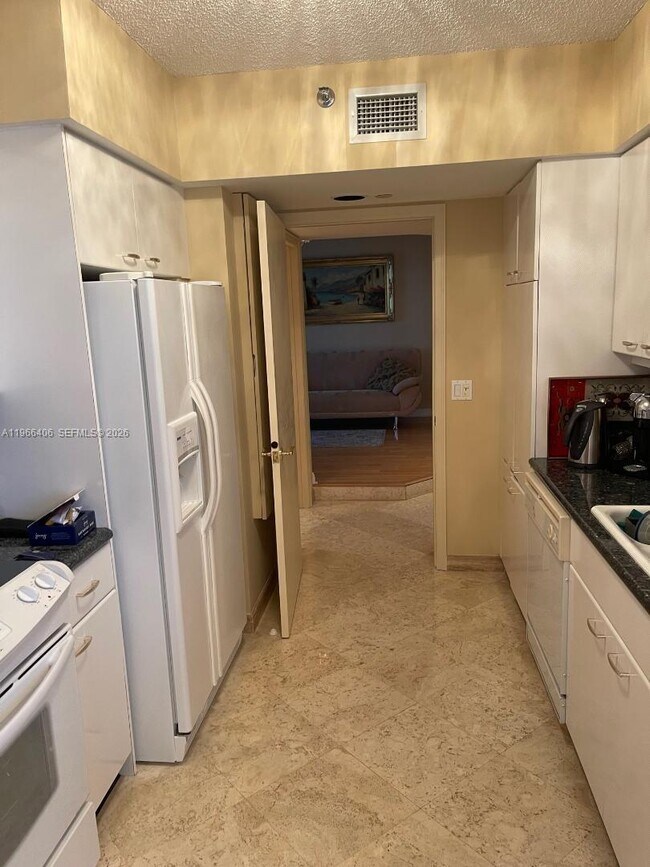 Building Photo - 16445 Collins Ave