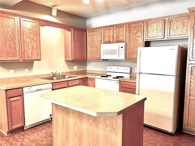 Building Photo - Blaine Townhome