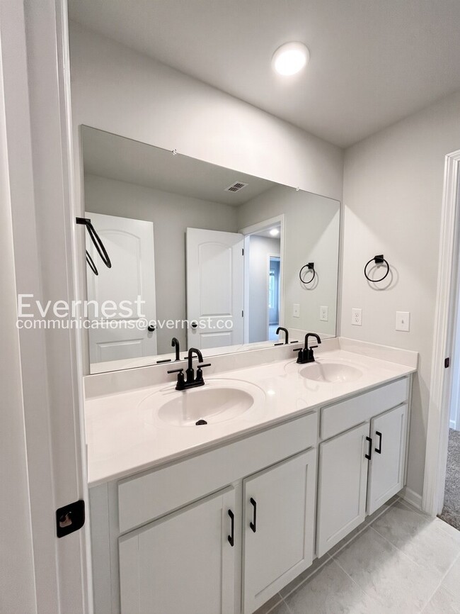 Building Photo - 4 Bed/3 Bath Home with Fenced Yard / Pet-Friendly / Available Now!