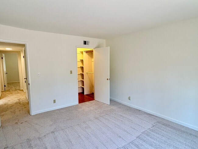 Building Photo - 3057 Carleton Pl