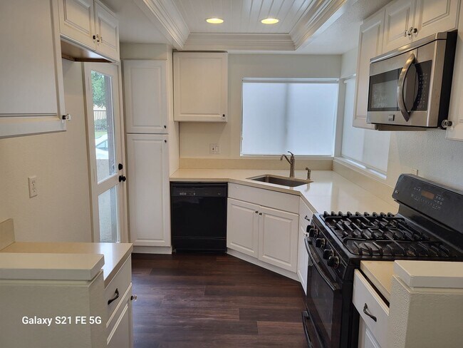 Building Photo - Beautiful Condo: 3 bed 2 Bath, located in Irvine-Woodbridge community, with a park, playground an...