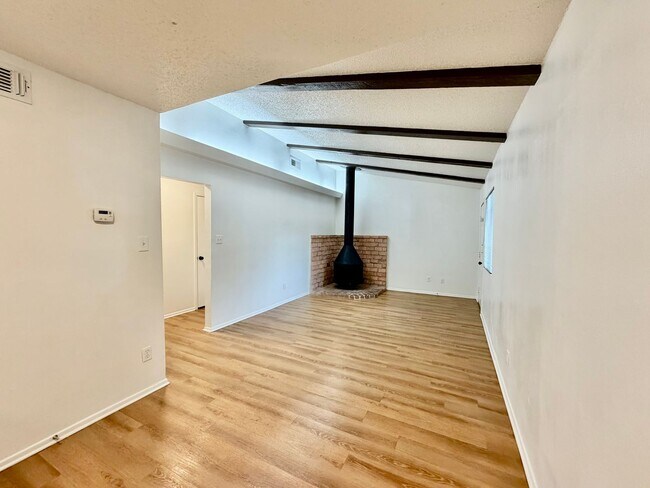 Building Photo - Immaculately Improved 2 Bedroom / 1 Bathroom Duplex & Immediately Available!