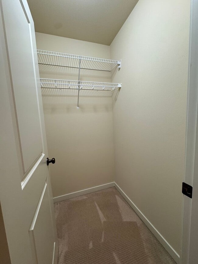 Building Photo - Spacious 2 bedroom 2 1/2 bath Plus Den  to...