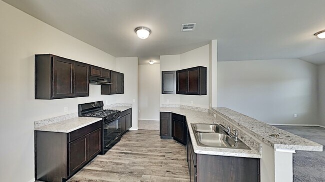 Building Photo - Very Nice 3 Bedroom 2 Bath Home in Yukon S...