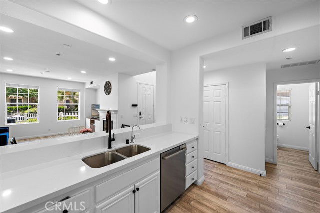 Building Photo - 15 Strawflower St