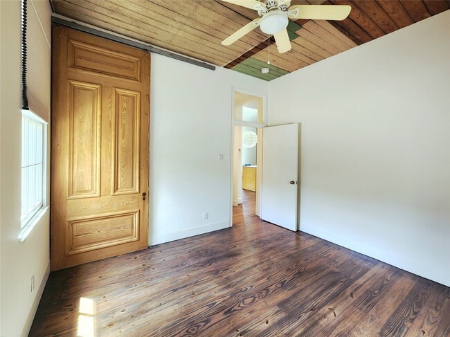 Building Photo - 716 Sabine St