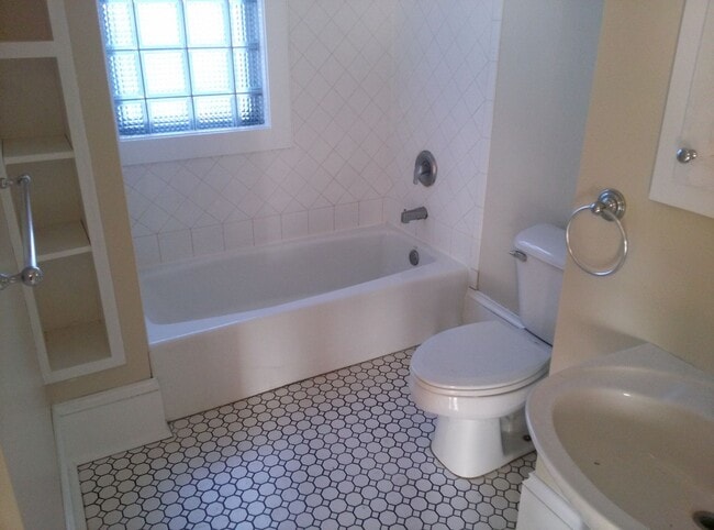 Building Photo - 2614 N Prospect Ave