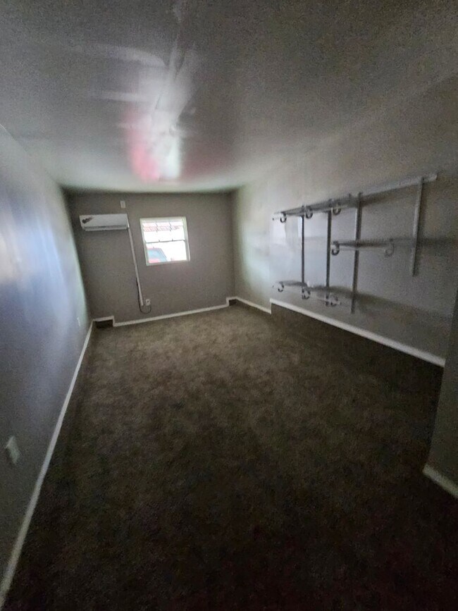 Building Photo - 4 Bedroom House Available now in Midwest City