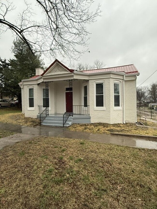 Building Photo - 622 7th St