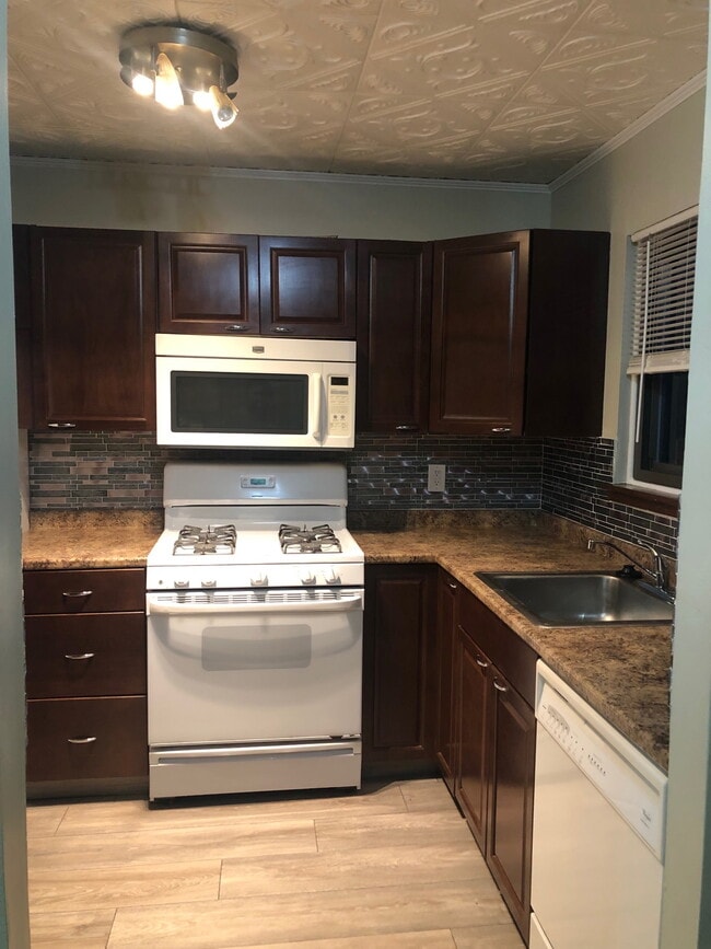 Building Photo - 16 Greenbriar Dr