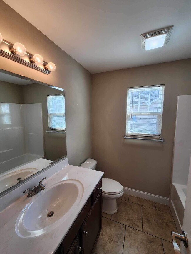 Building Photo - 215 Leadoff Dr