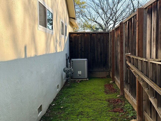 Building Photo - 4975 Bel Escou Dr