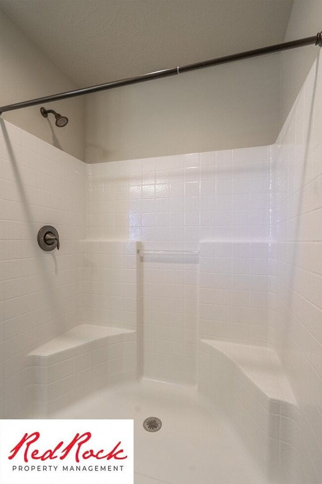 Building Photo - Lovely townhome with Community Pool!