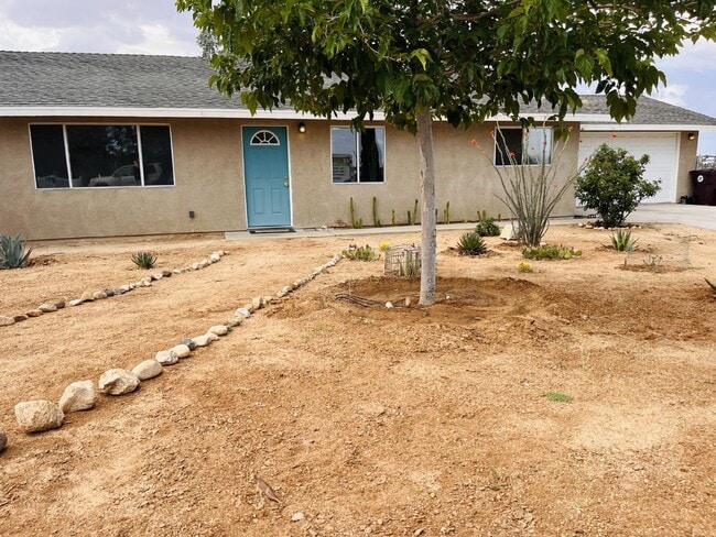 Building Photo - Charming 3-Bedroom with 2 Full Baths on th...