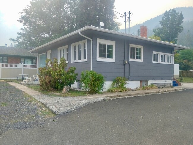 Building Photo - Charming Two-bedroom, One-bathroom home in Orofino, Idaho