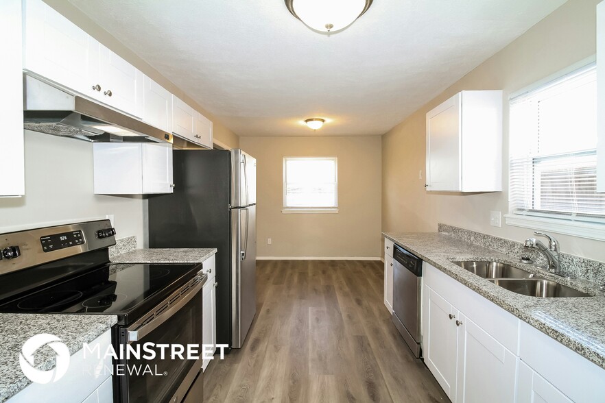 Building Photo - 10905 N Brauer Ave