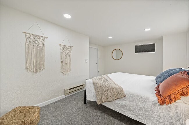 Building Photo - 718 East Blvd