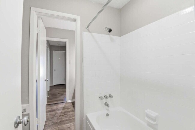 Building Photo - 6519 Bridgegate Dr