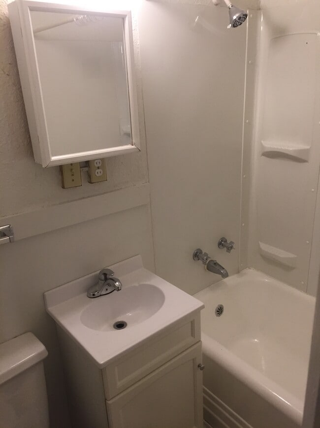 Building Photo - 901 Bingham Ave