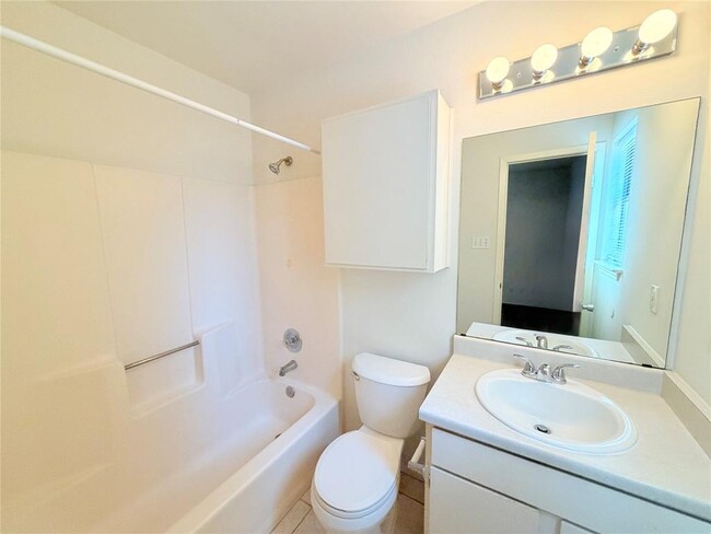 Building Photo - 405 Parkhill Cove