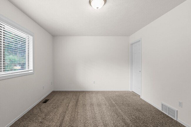Building Photo - Single-Family Residence for rent in south ...
