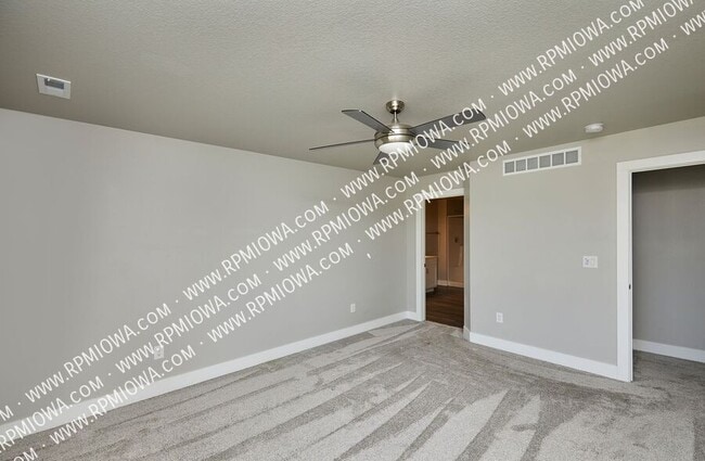 Building Photo - 670 SE Drumlin Dr