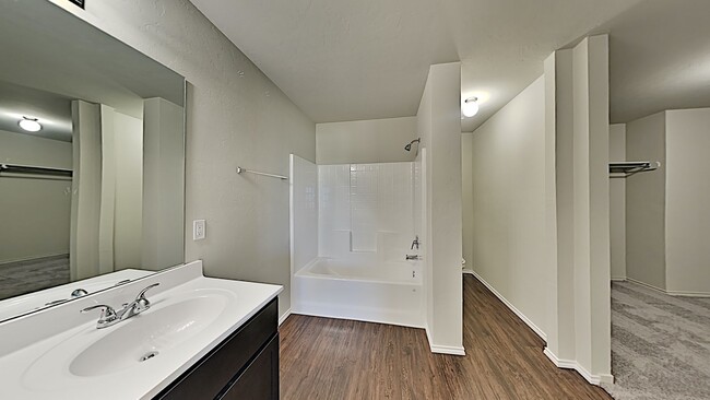 Building Photo - Very Nice 4 Bedroom 2 Bath Home in Yukon Schools.