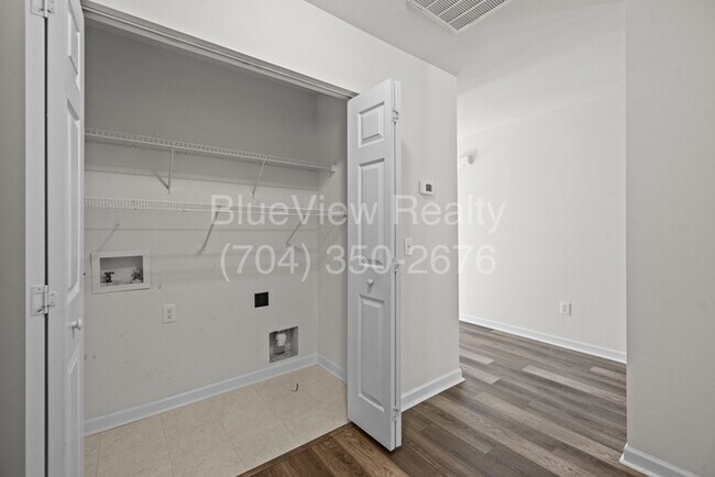 Building Photo - Beautiful Ranch House with 3 bed 2 bath ( Ballantyne area )