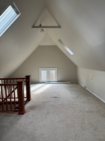 Building Photo - 33 NE San Rafael St