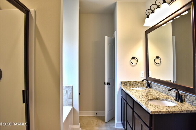 Building Photo - 421 Berg Ct