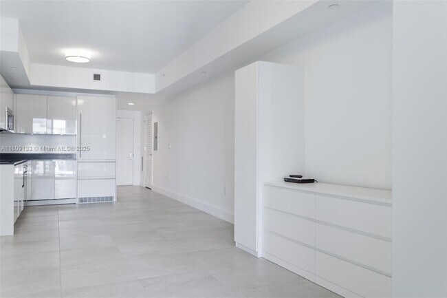 Building Photo - 1010 Brickell Ave