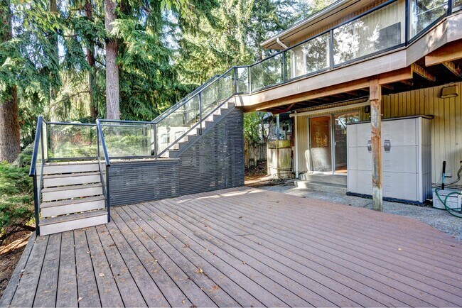 Building Photo - 5bd/2.75ba Shoreline House