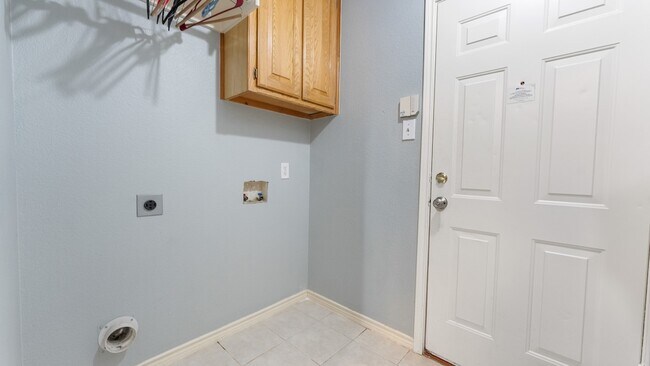 Building Photo - 525 Mustang Ridge Dr