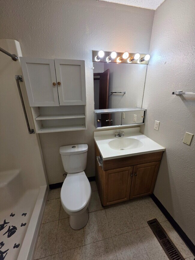 Building Photo - *WINTER MOVE-IN SPECIAL* 1 Bedroom | 1 Bat...