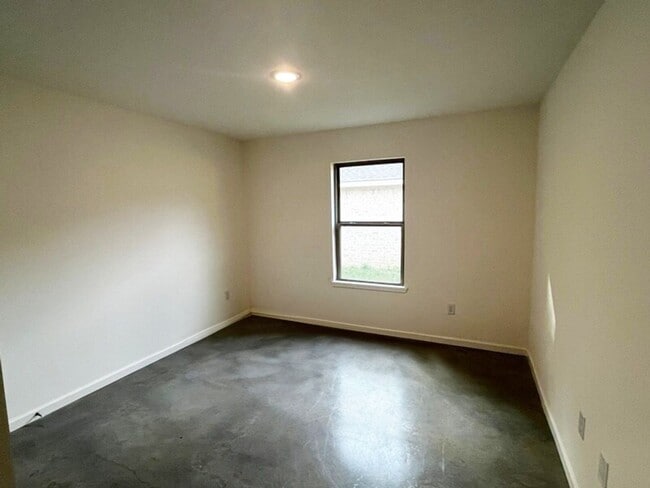 Building Photo - Charming 3-Bedroom Retreat in the Heart of...