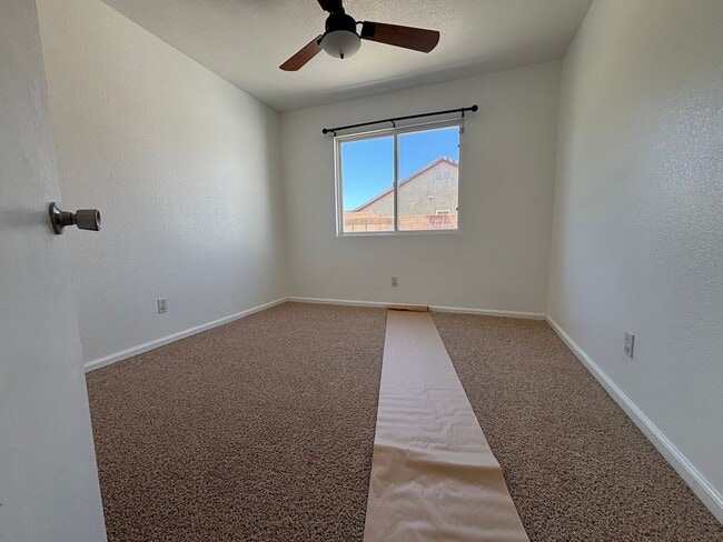 Building Photo - Beautiful 4-Bedroom Home with Solar in Palmdale!